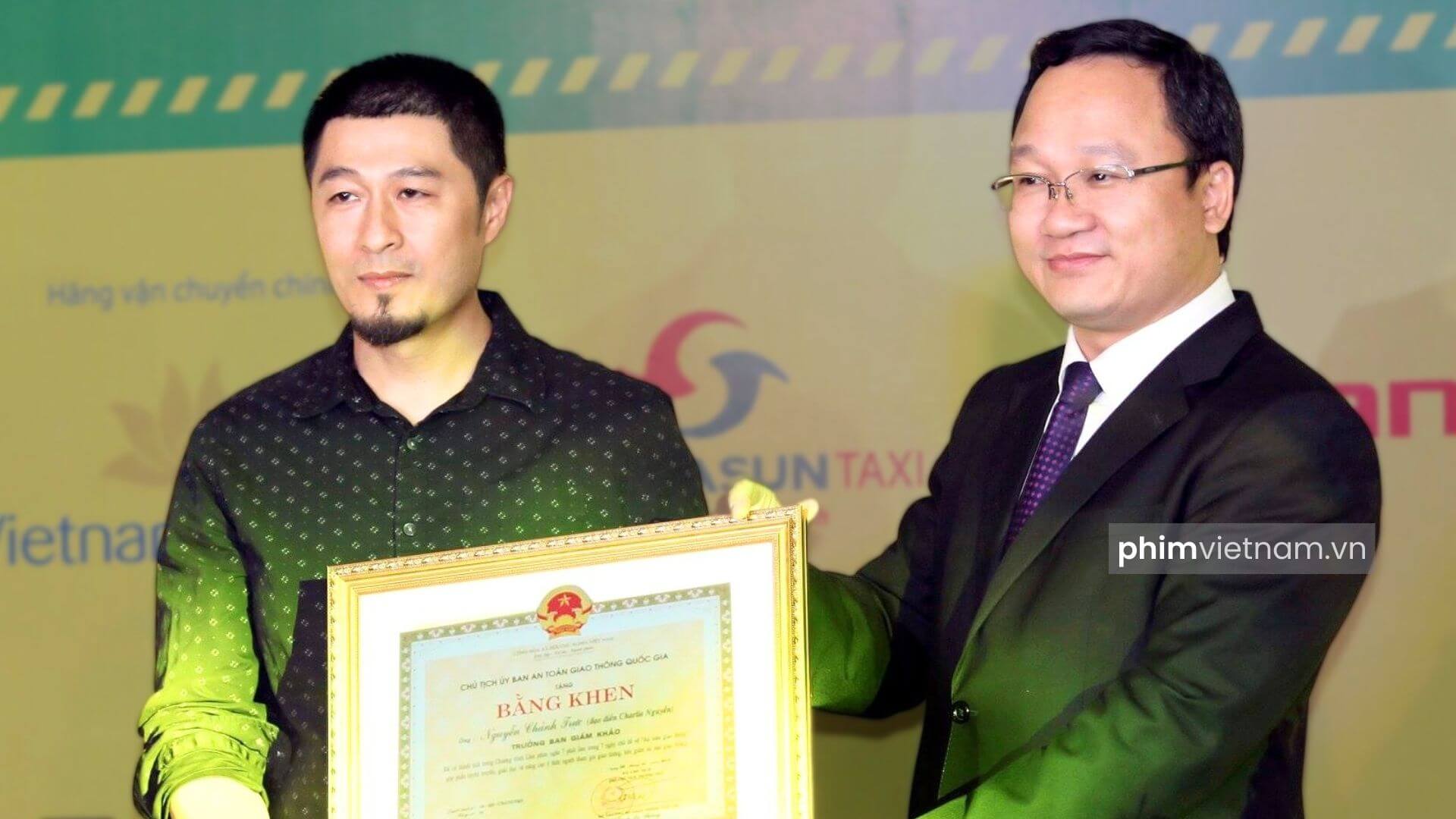 Đạo diễn Charlie Nguyễn nhận bằng khen từ bộ trưởng chính phủ