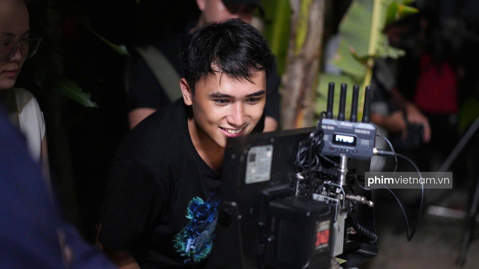 Đạo diễn Nguyễn Chung trong một buổi quay phim